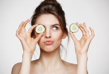 Советы косметолога: как ухаживать за кожей вокруг глаз